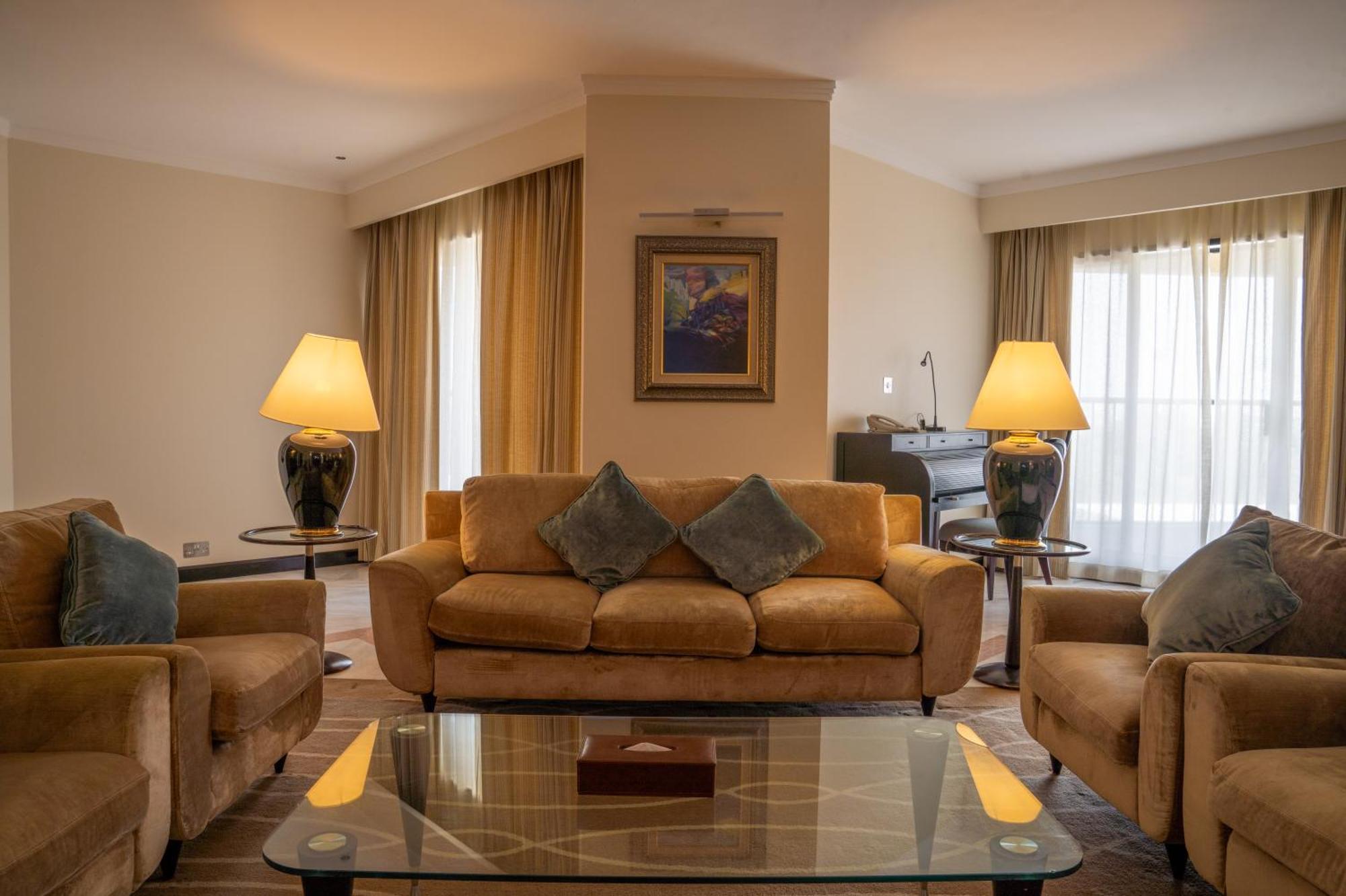 ดานัท อัล ไอน์ รีสอร์ท อัลอิน ภายนอก รูปภาพ A living room in a suite at the hotel