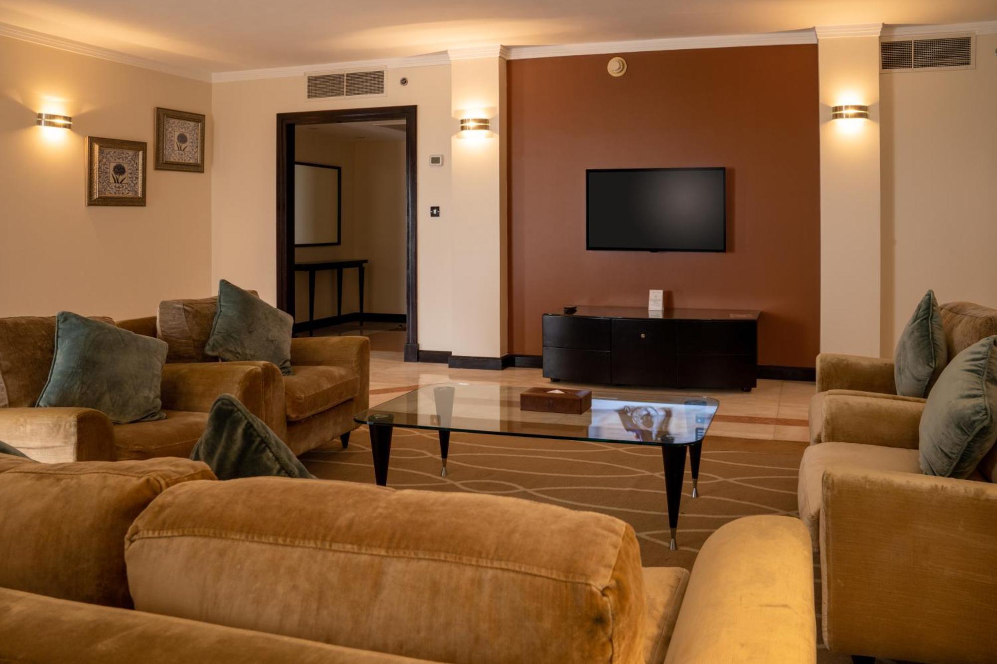 ดานัท อัล ไอน์ รีสอร์ท อัลอิน ภายนอก รูปภาพ A living room in a suite at the Taj Mahal Palace, Mumbai