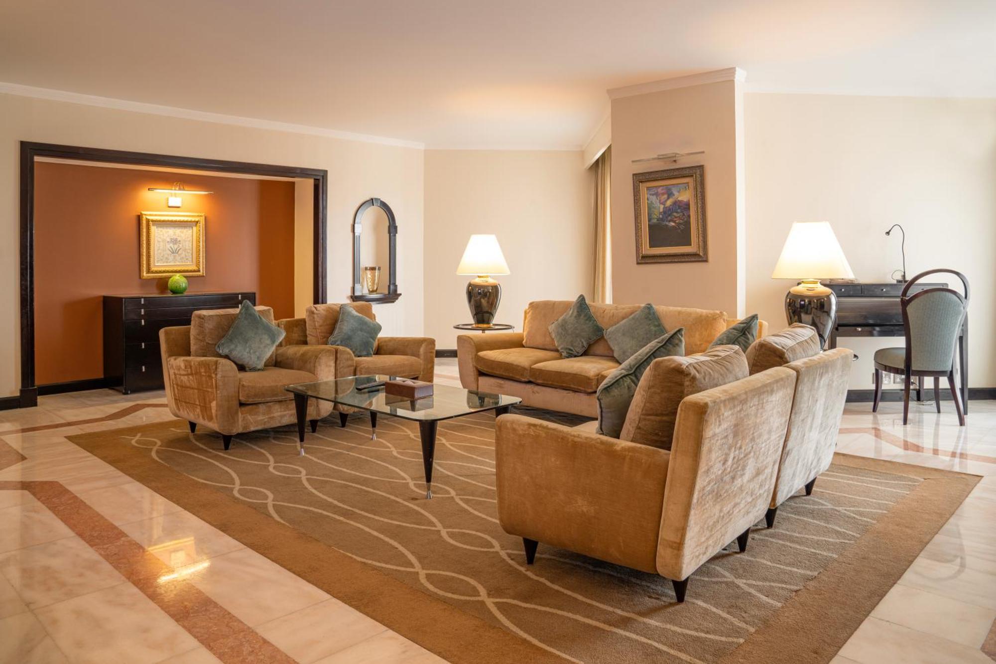 ดานัท อัล ไอน์ รีสอร์ท อัลอิน ภายนอก รูปภาพ A living room in a suite at the Jumeirah Emirates Towers Hotel