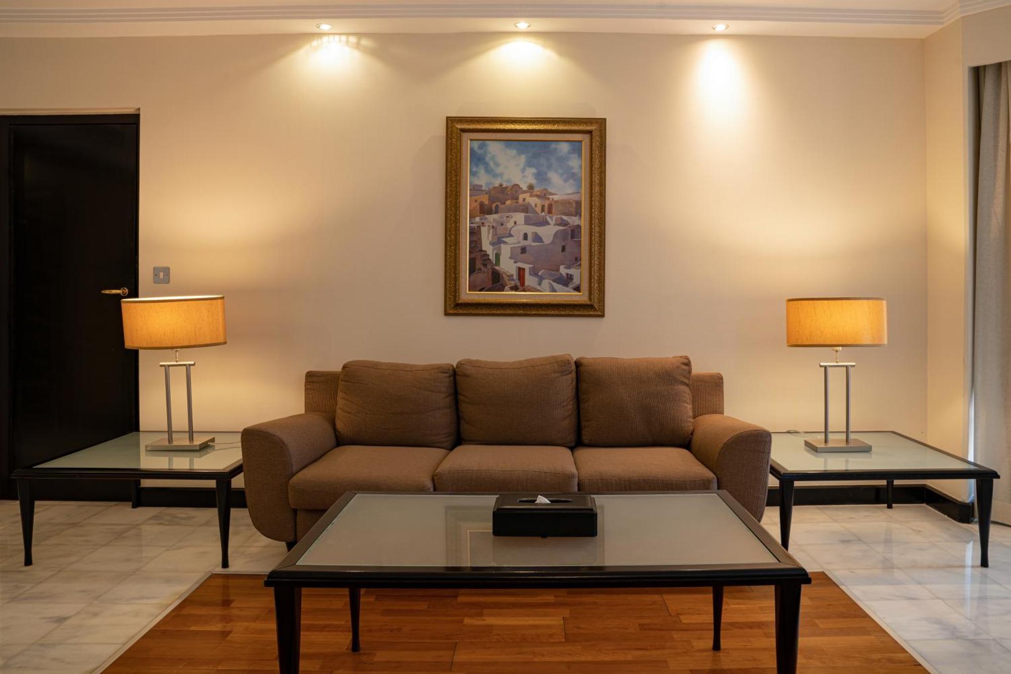 ดานัท อัล ไอน์ รีสอร์ท อัลอิน ภายนอก รูปภาพ A living room with a sofa