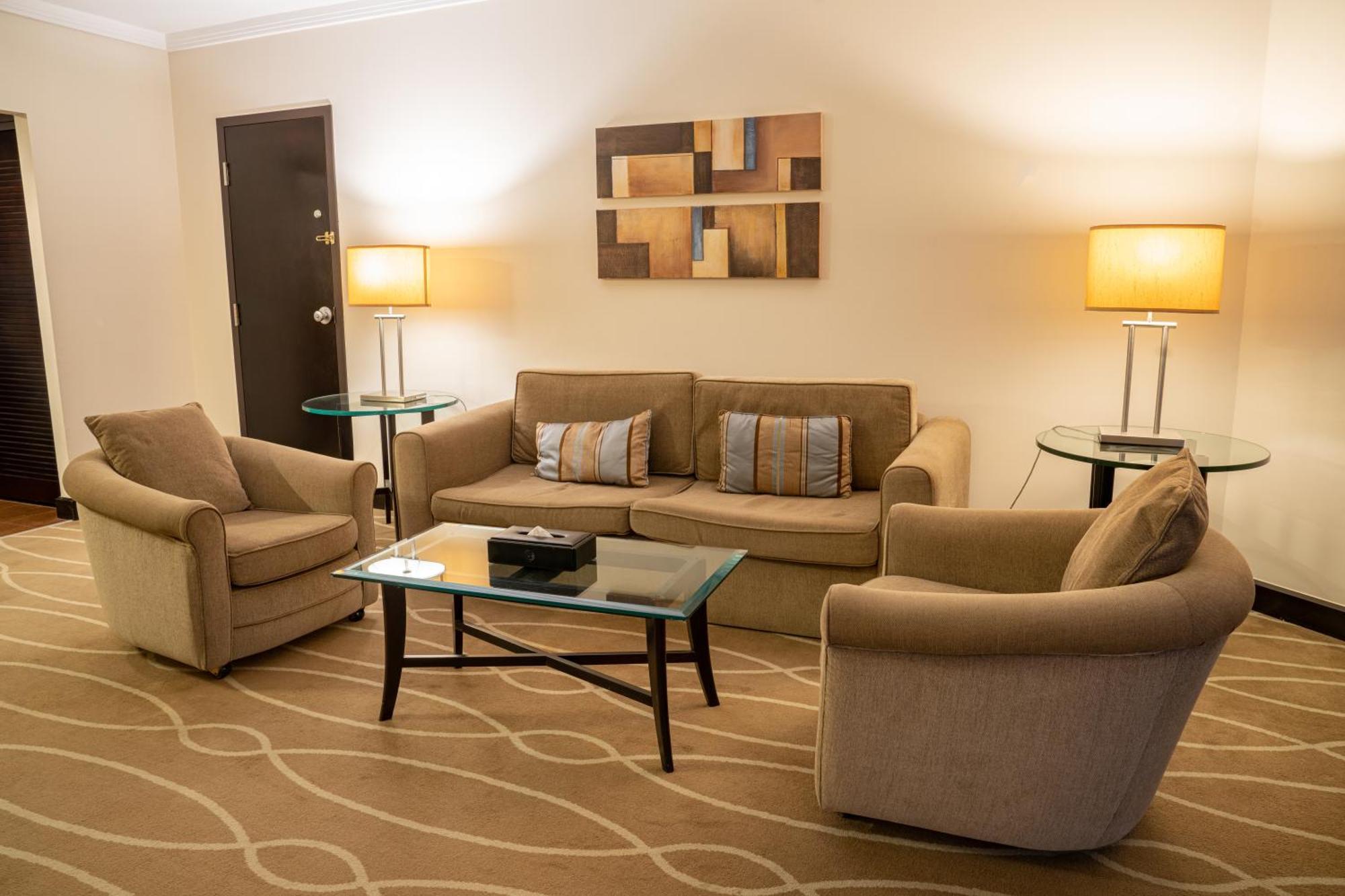 ดานัท อัล ไอน์ รีสอร์ท อัลอิน ภายนอก รูปภาพ A living room in a suite at the Fairmont
