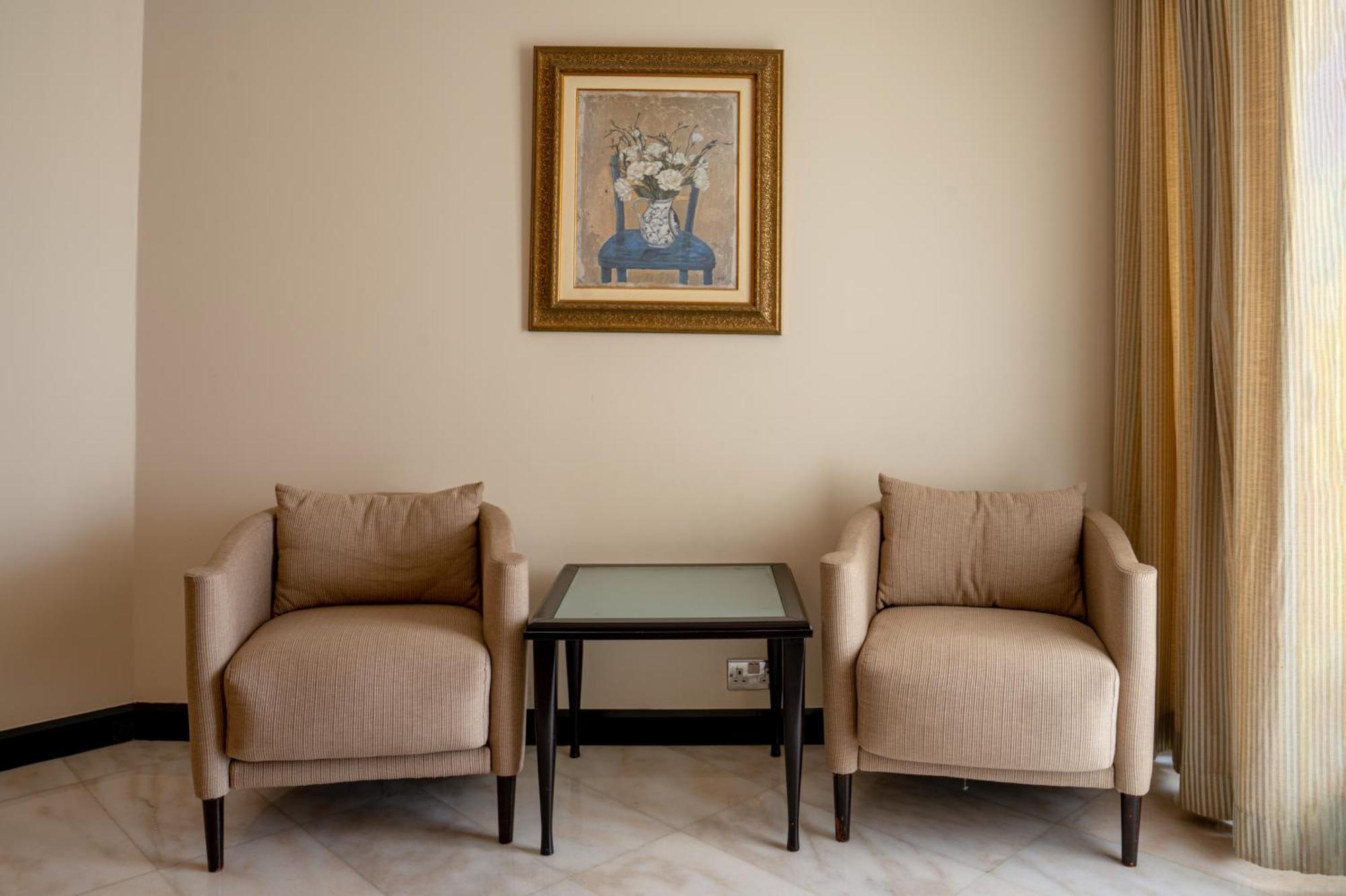 ดานัท อัล ไอน์ รีสอร์ท อัลอิน ภายนอก รูปภาพ Two club chairs