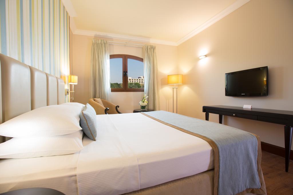 ดานัท อัล ไอน์ รีสอร์ท อัลอิน ภายนอก รูปภาพ A room at the hotel
