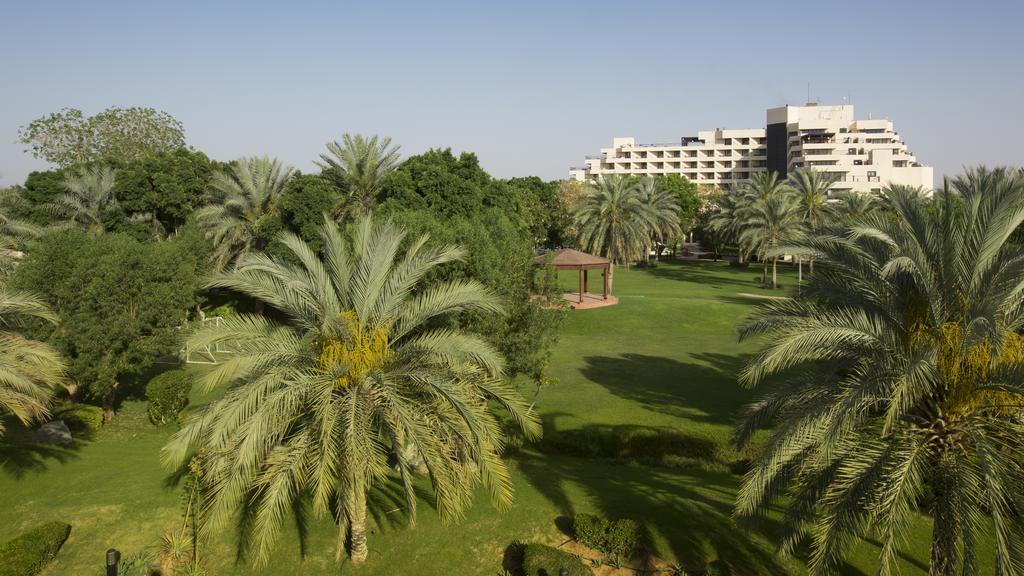 ดานัท อัล ไอน์ รีสอร์ท อัลอิน ภายนอก รูปภาพ The green of the 18th hole