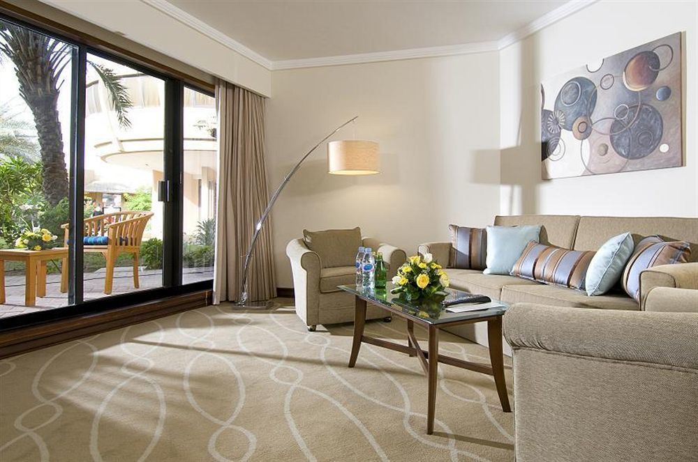 ดานัท อัล ไอน์ รีสอร์ท อัลอิน ภายนอก รูปภาพ A living room at the Four Seasons Hotel, Cairo